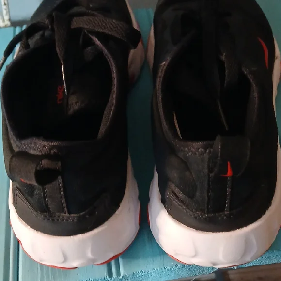 Nike Black and Red Athletic Sneakers Youth Size 7 - Picture 4 of 5